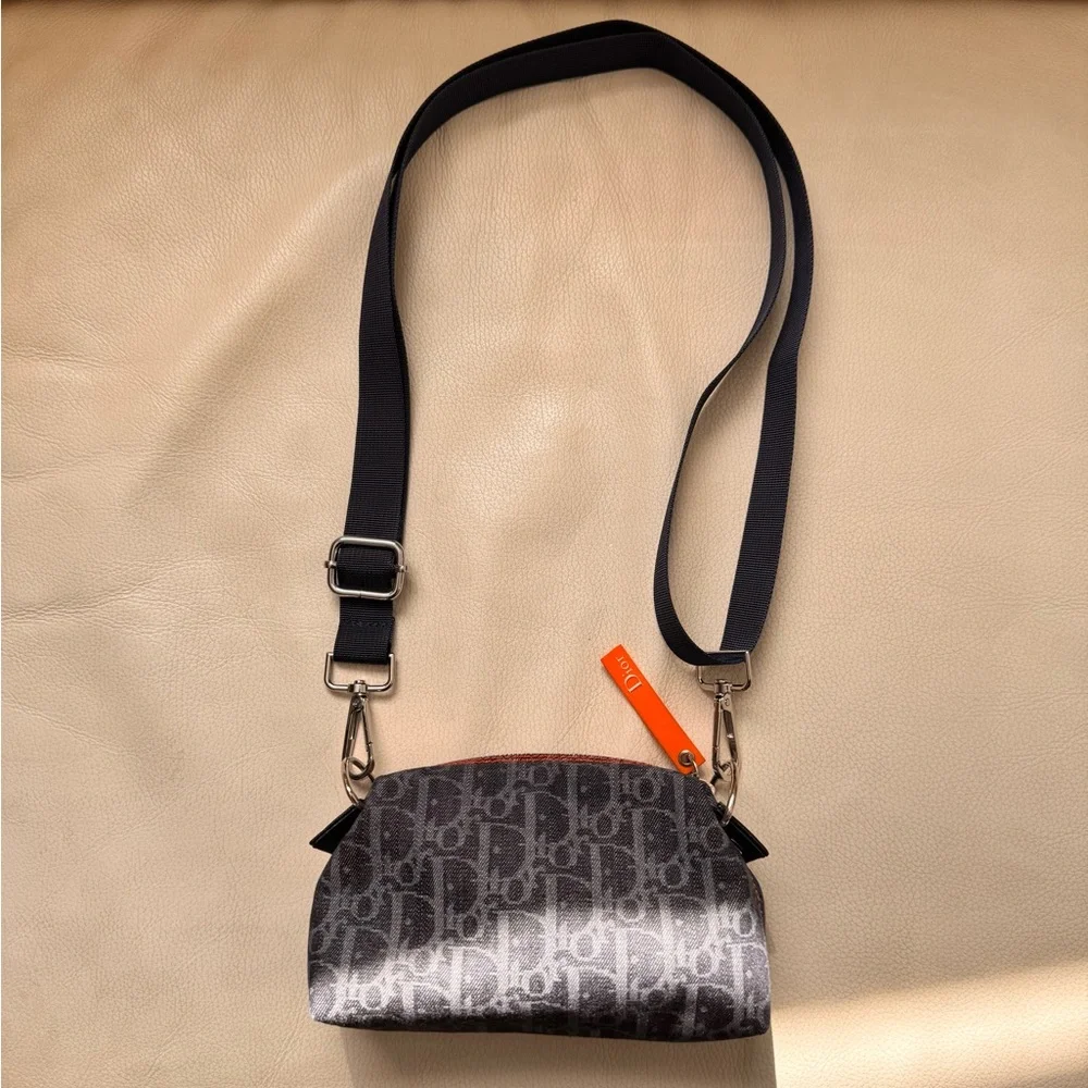 💯 CHRISTIAN DIOR
Blue Trotter Denim Flight Cosmetic Pouch - Picture 9 of 16